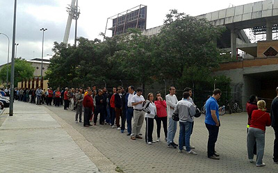Numerosos aficionados esperando para comprar su localidad (GRJ)