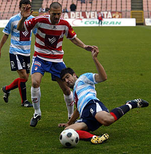 Óscar Martínez ante un jugador del CD Roquetas
