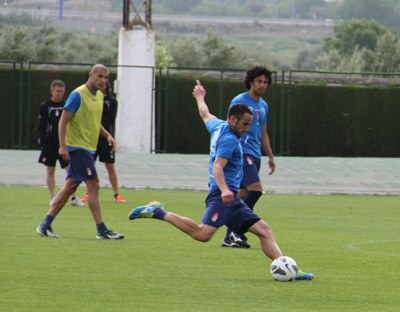 Juanma Ortiz se dispone a chutar 