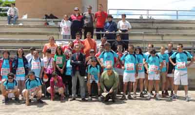 Granados, junto a los participantes en el Trofeo Corpues de atletismo 