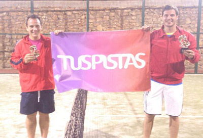 Los campeones posan con su trofeo 