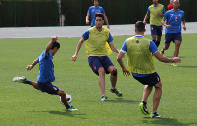 Buonanotte se dispone a golpear el balón 