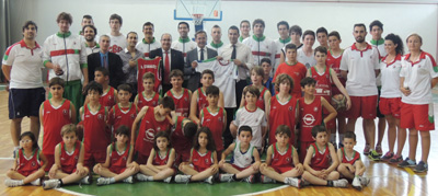 Granados durante la visita a la Fundación CB Granada