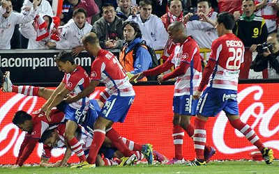 Los jugadores celebran el tanto de Siqueira (JOSÉ M. BALDOMERO)