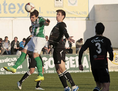 Oli salta con un jugador del Sanluqueño