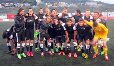 Los jugadores del Málaga celebran el triunfo 