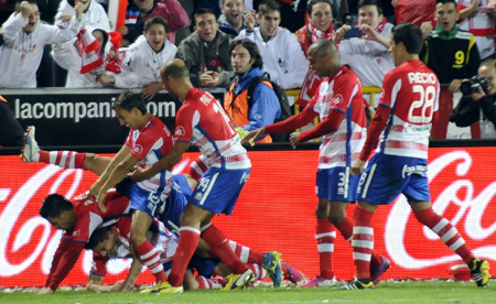Los jugadores celebran el tanto de penalti de Siqueira (JOSÉ M. BALDOMERO)