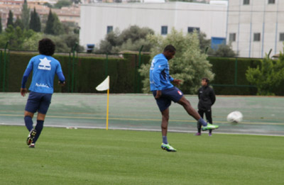 Ighalo golpea a portería 