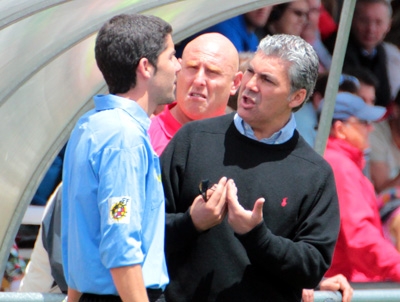 Joseba Aguado reclama al cuarto árbitro (JOSÉ M. ROMERO)