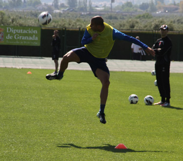 Aranda intenta controlar el esférico en el entrenamiento (GRJ)