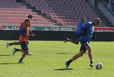 Aranda conduce el balón 