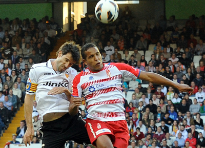 El Arabi disputa un balón aereo con el valencianista Albelda (J. M. BALDOMERO)