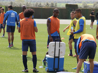 Ighalo y El Arabi se refrescan durante un descanso 