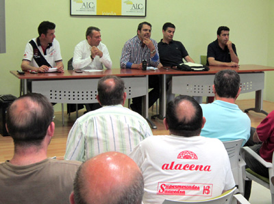 La directiva del Loja se dirige a sus socios en una asamblea 