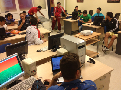  Miguel Martínez proyectando videos del Alhaurino a sus jugadores