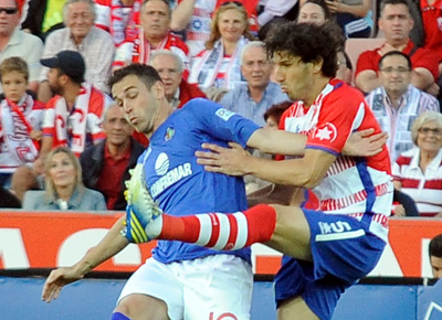 Diego Mainz pugna con un jugador del Getafe (JOSÉ M. BALDOMERO)