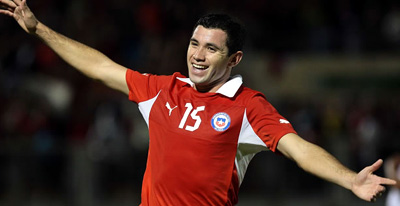 Eugenio Mena es titular con la selección chilena