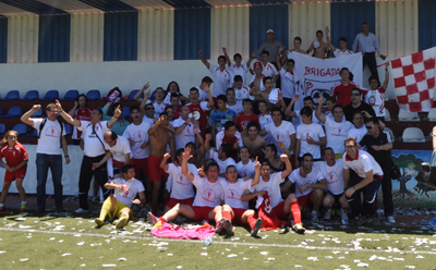 Equipo y afición celebran el triunfo 