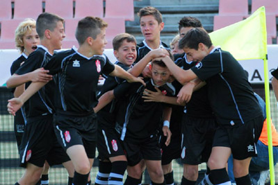 Los alevines del Granada celebran uno de sus goles (ROMERO)