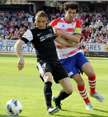 Diego Mainz con Joaquín en el duelo ante el Málaga CF (BALDOMERO)