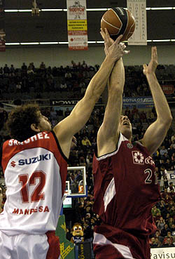 Maric en una acción ante Manresa (P. AYALA)