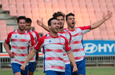 Sergio Martín celebra el gol que da ventaja al filial granadinista (J. M. ROMERO)