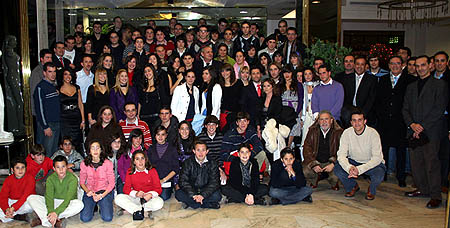 Foto de familia del CB Granada antes del habitual cóctel navideño (CBGRANADA.COM)