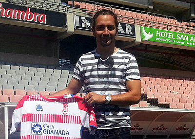 Manuel Iturra tras firmar como jugador rojiblanco (GRJ)