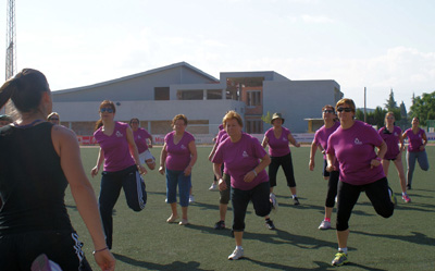 Un grupo de mujeres participantes en las jornadas practican aerobic