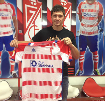 Piti ya ha posado con la camiseta rojiblanca