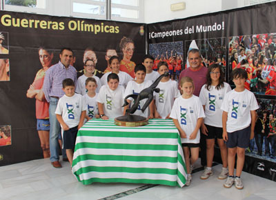 Francisco Rodríguez junto a la copa del mundo del balonmano