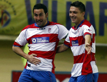 Íñigo López celebra un gol con el Granada