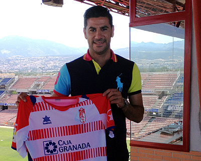 Riki posa con su nueva camiseta en Los Cármenes (GRJ)