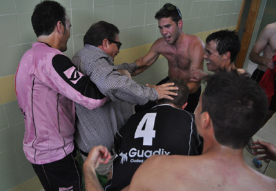 Justo Martín celebrando el ascenso con los jugadores 