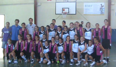 Foto de familia de los dos equipos finalistas 
