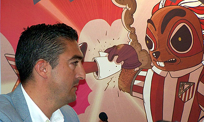 Pedro González junto al cartel de la campaña de abonados (GRJ)