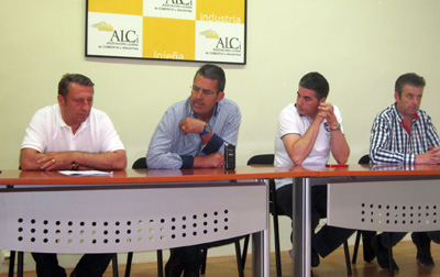 La directiva del Loja se dirige a sus socios en una asamblea