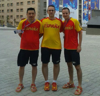 Los protagonistas granadinos junto a Carlos Machado 
