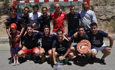 El equipo de La Peza posa junto a su trofeo 
