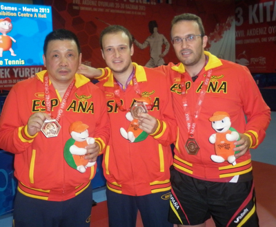 El equipo español de tenis de mesa posa con su medalla 