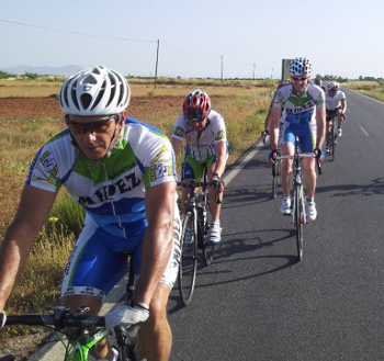 Miembros del club cicloturista en ruta