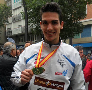Amezcua posa con una de sus medallas 