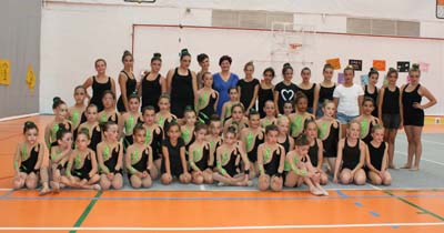 Foto de familia de las participantes en la exhibición 