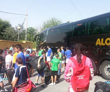 Los participantes en el Campus llegando a la Ciudad Deportiva de Armilla 
