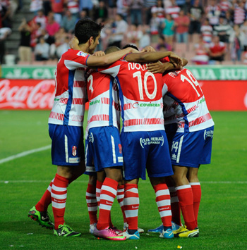 Los jugadores del primer equipo celebran un gol 