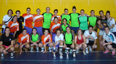 Los dos equipos finalistas posan con los trofeos 