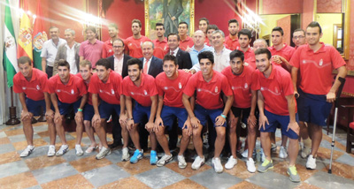 El filial rojiblanco posa junto al alcalde de Granada 