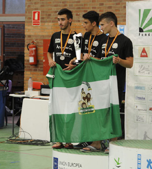 El equipo cadete recibiendo su medalla de plata 