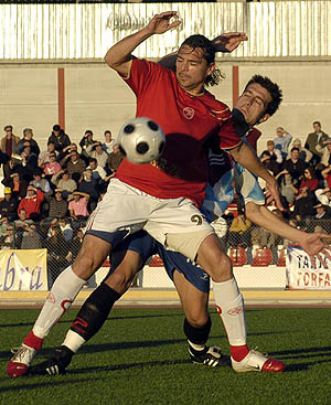 Bordi controla el balón ante Lucena (PACO AYALA)