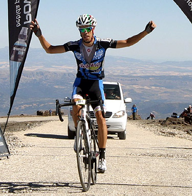 Pedro Merino entra en la línea de meta (GRJ)
